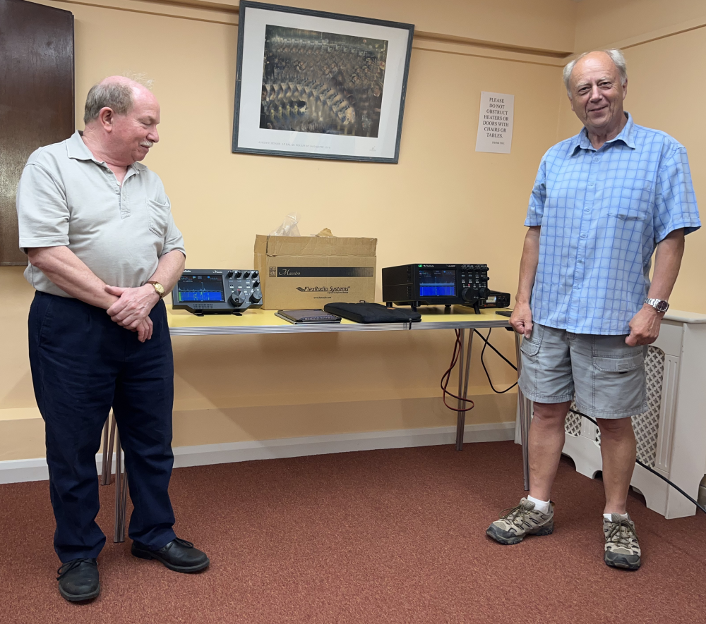 Peter (G4AKG) left, Phil (G4UDU) right